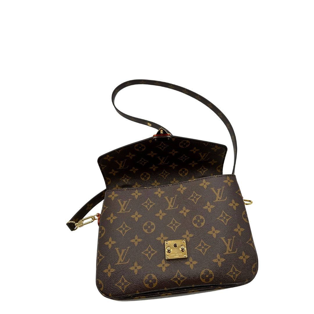 Interno di una Borsa Louis Vuitton Métis in canvas marrone monogram con dettagli in vacchetta naturale e parti metalliche dorate. Munita di un manico singolo e una tracolla regolabile e amovibile. Dotata di busta, scatola e dustbag. PRESENZA DI NFC .Originale, usata, di lusso, in ottime condizioni.