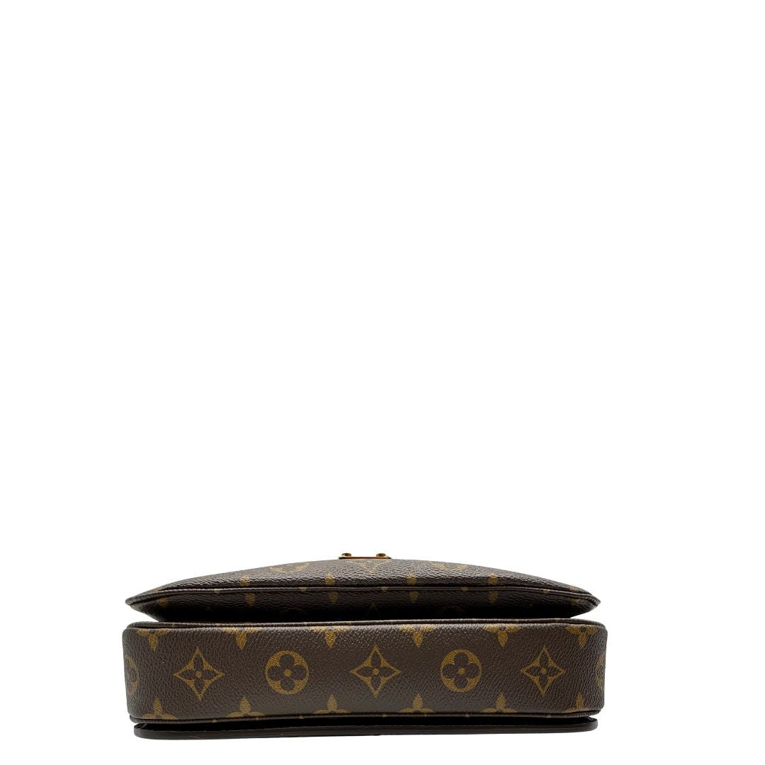 Base di una Borsa Louis Vuitton Métis in canvas marrone monogram con dettagli in vacchetta naturale e parti metalliche dorate. Munita di un manico singolo e una tracolla regolabile e amovibile. Dotata di busta, scatola e dustbag. PRESENZA DI NFC .Originale, usata, di lusso, in ottime condizioni.