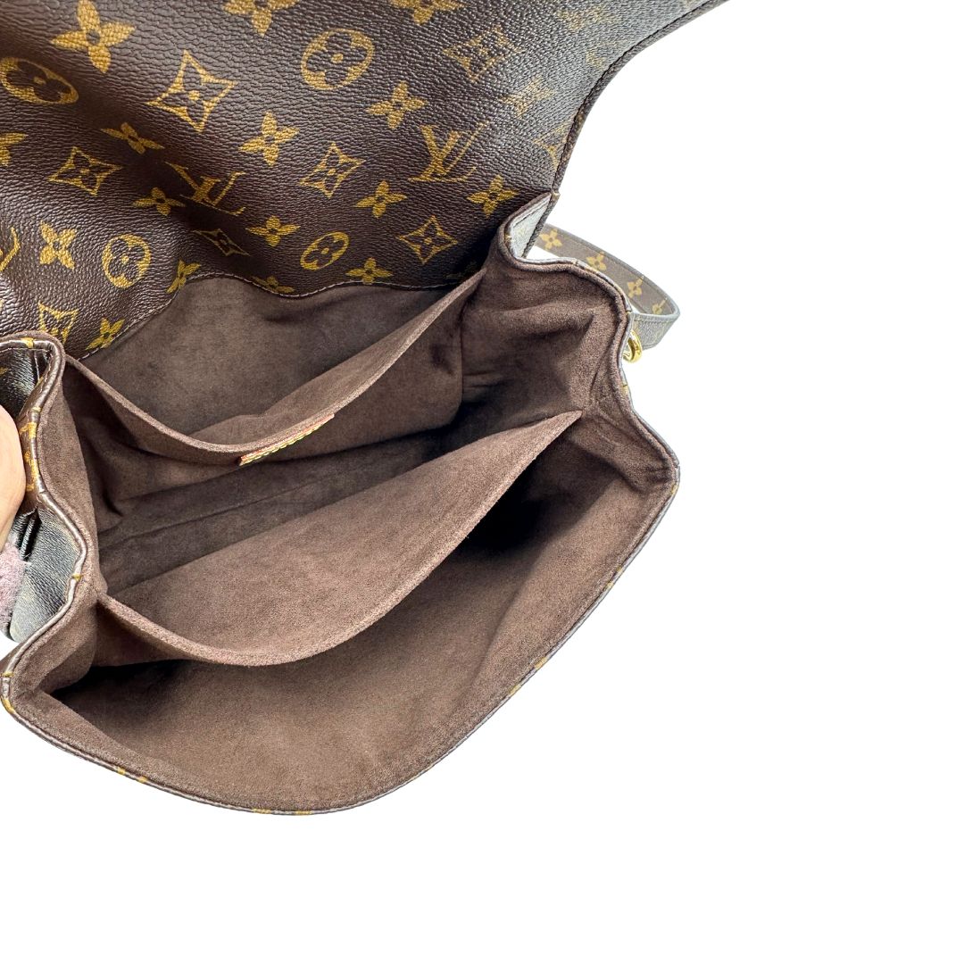Interno di una Borsa Louis Vuitton Métis in canvas marrone monogram con dettagli in vacchetta naturale e parti metalliche dorate. Munita di un manico singolo e una tracolla regolabile e amovibile. Dotata di busta, scatola e dustbag. PRESENZA DI NFC .Originale, usata, di lusso, in ottime condizioni.