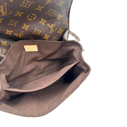 Interno di una Borsa Louis Vuitton Métis in canvas marrone monogram con dettagli in vacchetta naturale e parti metalliche dorate. Munita di un manico singolo e una tracolla regolabile e amovibile. Dotata di busta, scatola e dustbag. PRESENZA DI NFC .Originale, usata, di lusso, in ottime condizioni.