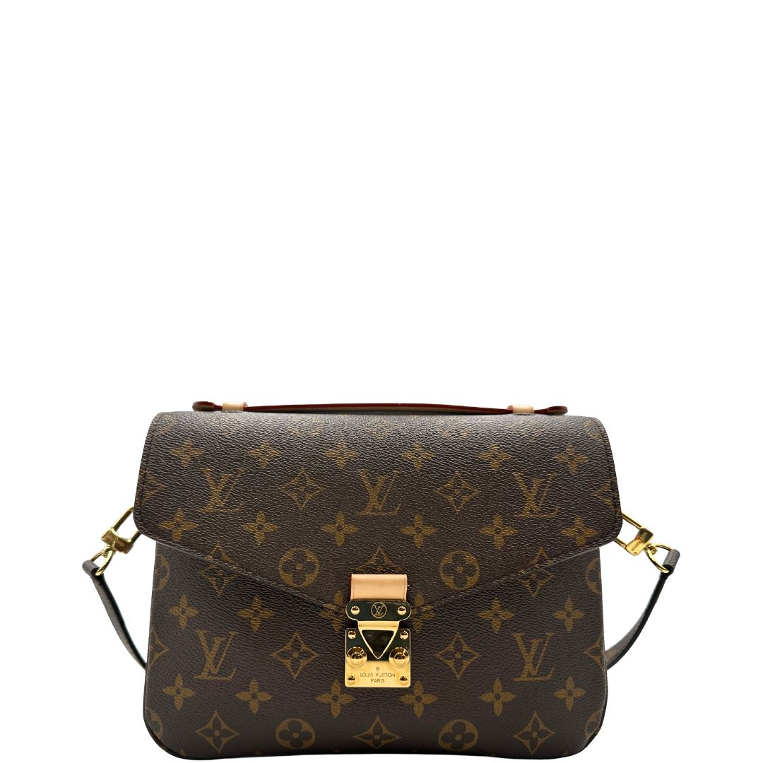 Front di una Borsa Louis Vuitton Métis in canvas marrone monogram con dettagli in vacchetta naturale e parti metalliche dorate. Munita di un manico singolo e una tracolla regolabile e amovibile. Dotata di busta, scatola e dustbag. PRESENZA DI NFC .Originale, usata, di lusso, in ottime condizioni.