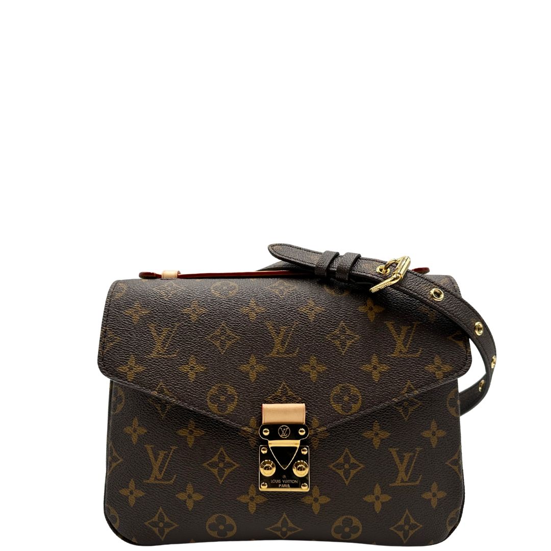 Front di una Borsa Louis Vuitton Métis in canvas marrone monogram con dettagli in vacchetta naturale e parti metalliche dorate. Munita di un manico singolo e una tracolla regolabile e amovibile. Dotata di busta, scatola e dustbag. PRESENZA DI NFC .Originale, usata, di lusso, in ottime condizioni.