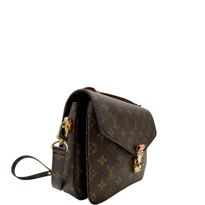 Lato destro di una Borsa Louis Vuitton Métis in canvas marrone monogram con dettagli in vacchetta naturale e parti metalliche dorate. Munita di un manico singolo e una tracolla regolabile e amovibile. Dotata di busta, scatola e dustbag. PRESENZA DI NFC .Originale, usata, di lusso, in ottime condizioni.