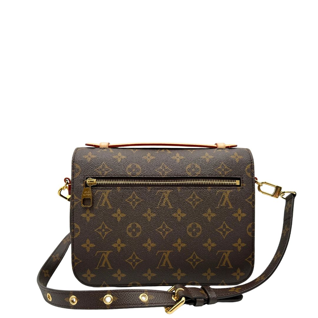 Retro di una Borsa Louis Vuitton Métis in canvas marrone monogram con dettagli in vacchetta naturale e parti metalliche dorate. Munita di un manico singolo e una tracolla regolabile e amovibile. Dotata di busta, scatola e dustbag. PRESENZA DI NFC .Originale, usata, di lusso, in ottime condizioni.