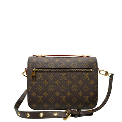 Retro di una Borsa Louis Vuitton Métis in canvas marrone monogram con dettagli in vacchetta naturale e parti metalliche dorate. Munita di un manico singolo e una tracolla regolabile e amovibile. Dotata di busta, scatola e dustbag. PRESENZA DI NFC .Originale, usata, di lusso, in ottime condizioni.