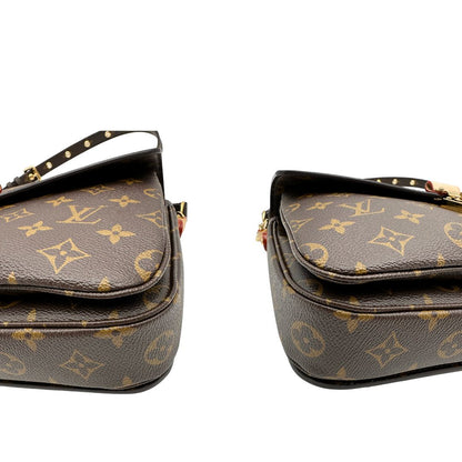 Angoli di una Borsa Louis Vuitton Métis in canvas marrone monogram con dettagli in vacchetta naturale e parti metalliche dorate. Munita di un manico singolo e una tracolla regolabile e amovibile. Dotata di busta, scatola e dustbag. PRESENZA DI NFC .Originale, usata, di lusso, in ottime condizioni.