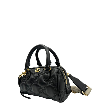 lato Borsa Gucci in pelle nera GG con parti metalliche dorate; munita di doppi manici stondati, una tracolla in catena amovibile e una tracolla in tessuto amovibile e regolabile. Completa di dustbag, di lusso, originale, eccellenti condizioni, usata 