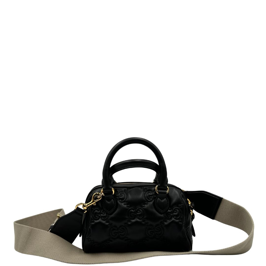 retro Borsa Gucci in pelle nera GG con parti metalliche dorate; munita di doppi manici stondati, una tracolla in catena amovibile e una tracolla in tessuto amovibile e regolabile. Completa di dustbag, di lusso, originale, eccellenti condizioni, usata 