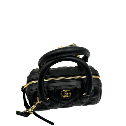 manici Borsa Gucci in pelle nera GG con parti metalliche dorate; munita di doppi manici stondati, una tracolla in catena amovibile e una tracolla in tessuto amovibile e regolabile. Completa di dustbag, di lusso, originale, eccellenti condizioni, usata 