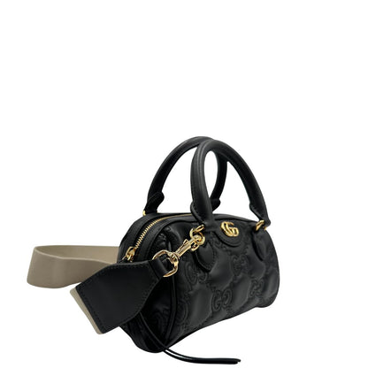 lato Borsa Gucci in pelle nera GG con parti metalliche dorate; munita di doppi manici stondati, una tracolla in catena amovibile e una tracolla in tessuto amovibile e regolabile. Completa di dustbag, di lusso, originale, eccellenti condizioni, usata 