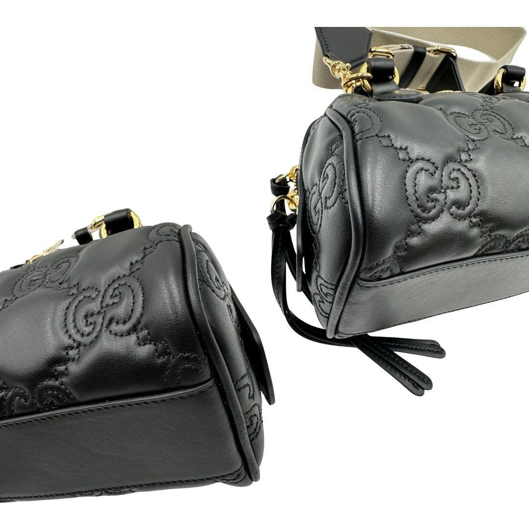 angoli Borsa Gucci in pelle nera GG con parti metalliche dorate; munita di doppi manici stondati, una tracolla in catena amovibile e una tracolla in tessuto amovibile e regolabile. Completa di dustbag, di lusso, originale, eccellenti condizioni, usata 