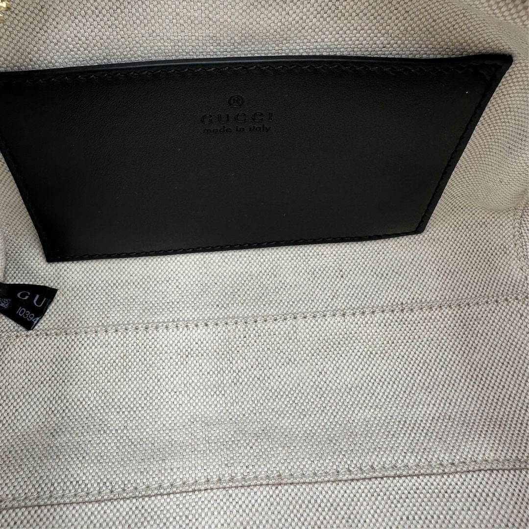 interno Borsa Gucci in pelle nera GG con parti metalliche dorate; munita di doppi manici stondati, una tracolla in catena amovibile e una tracolla in tessuto amovibile e regolabile. Completa di dustbag, di lusso, originale, eccellenti condizioni, usata 