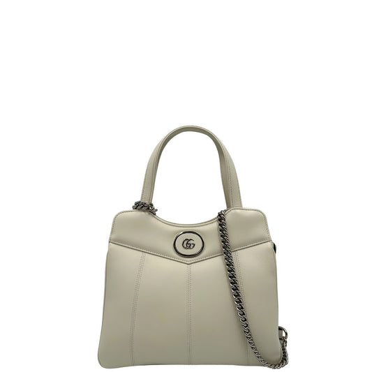 front Borsa Gucci in pelle bianca con parti metalliche argentate; munita di doppi manici e una tracolla in catena con spallaccio in pelle. Completa di dustbag, di lusso, originale, eccellenti condizioni. 