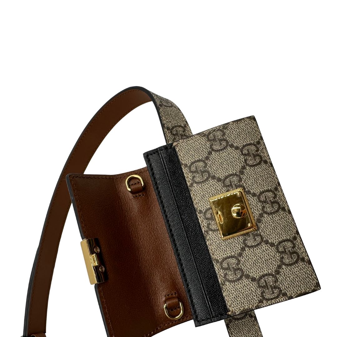 interno Mini marsupio Gucci in canvas GG beige con finiture in pelle nere e marroni e parti metalliche dorate. Completo di dustbag, eccellenti condizioni, usato, originale. 