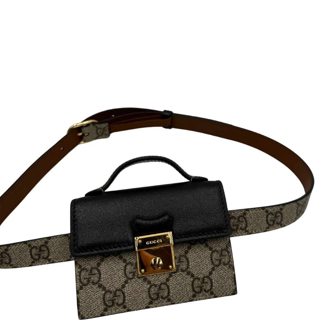 Mini marsupio Gucci in canvas GG beige con finiture in pelle nere e marroni e parti metalliche dorate. Completo di dustbag, eccellenti condizioni, usato, originale. 