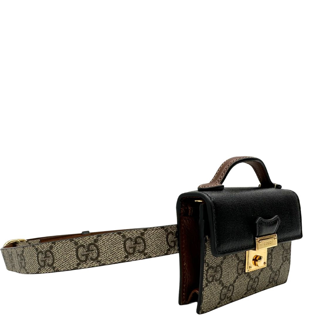 lato Mini marsupio Gucci in canvas GG beige con finiture in pelle nere e marroni e parti metalliche dorate. Completo di dustbag, eccellenti condizioni, usato, originale. 