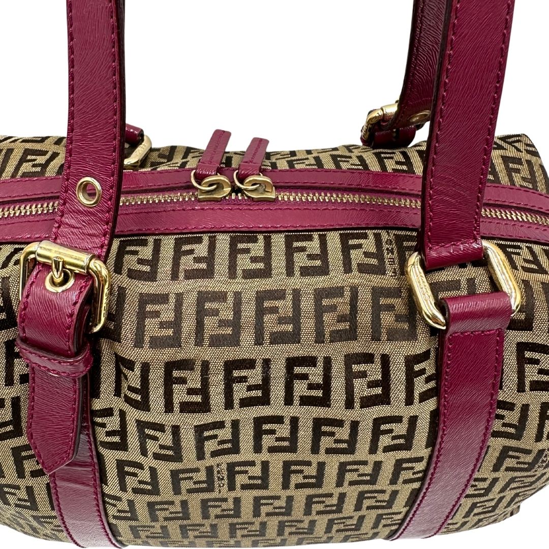 Borsa Fendi in tessuto color tabacco trama Zucchino con finiture in pelle color amaranto e parti metalliche dorate; munita di doppi manici, da portare a spalla, di lusso, buone condizioni, originale. 