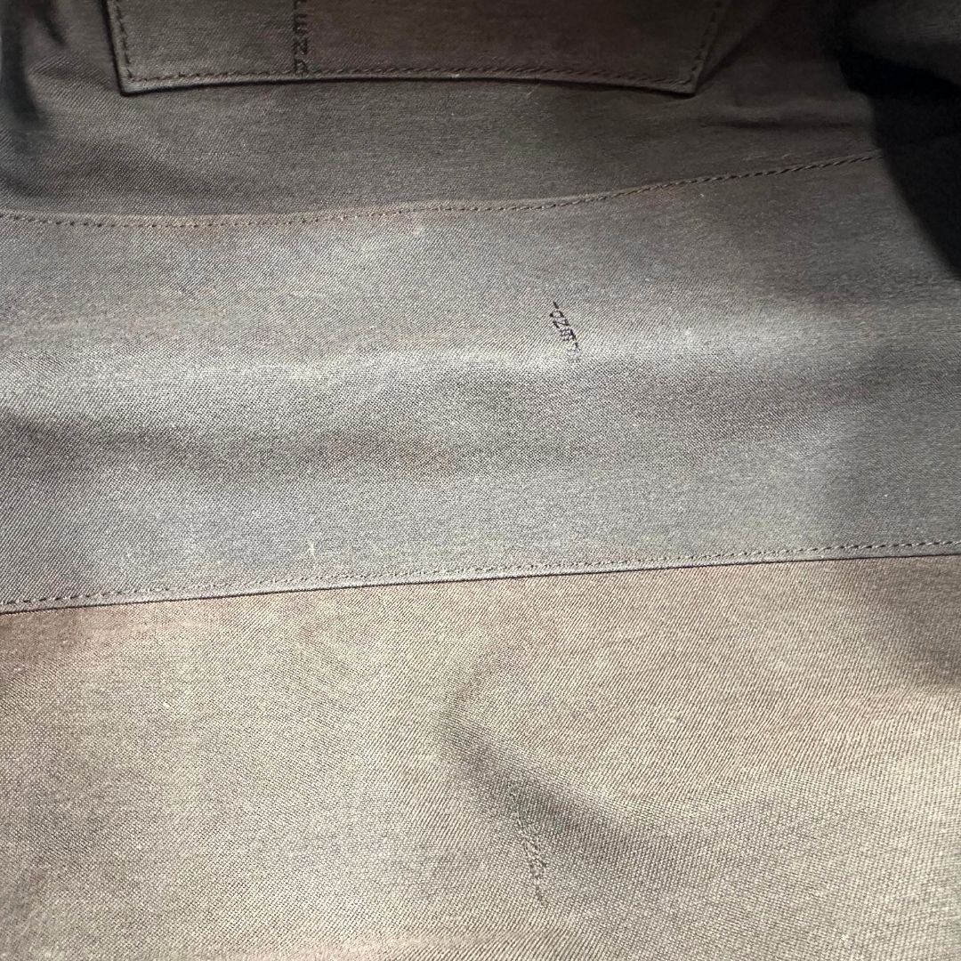 interno Borsa Fendi in tessuto color tabacco trama Zucchino con finiture in pelle color amaranto e parti metalliche dorate; munita di doppi manici, da portare a spalla, di lusso, buone condizioni, originale. 