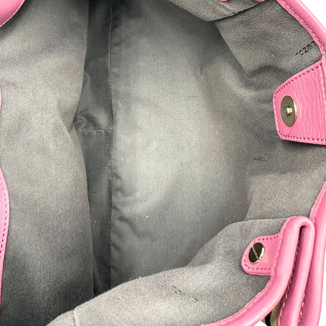 interno Borsa Fendi in tessuto color tabacco trama Zucchino con finiture in pelle rosa e parti metalliche dorate; munita di un manico singolo, indossabile a spalla, di lusso, originale, ottime condizioni. 