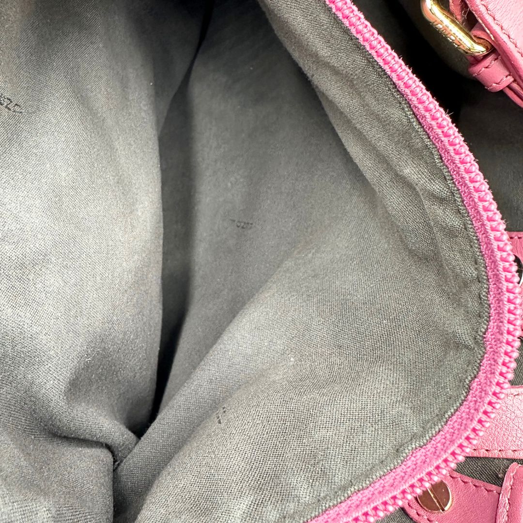 interno Borsa Fendi in tessuto color tabacco trama Zucchino con finiture in pelle rosa e parti metalliche dorate; munita di un manico singolo, indossabile a spalla, di lusso, originale, ottime condizioni. 