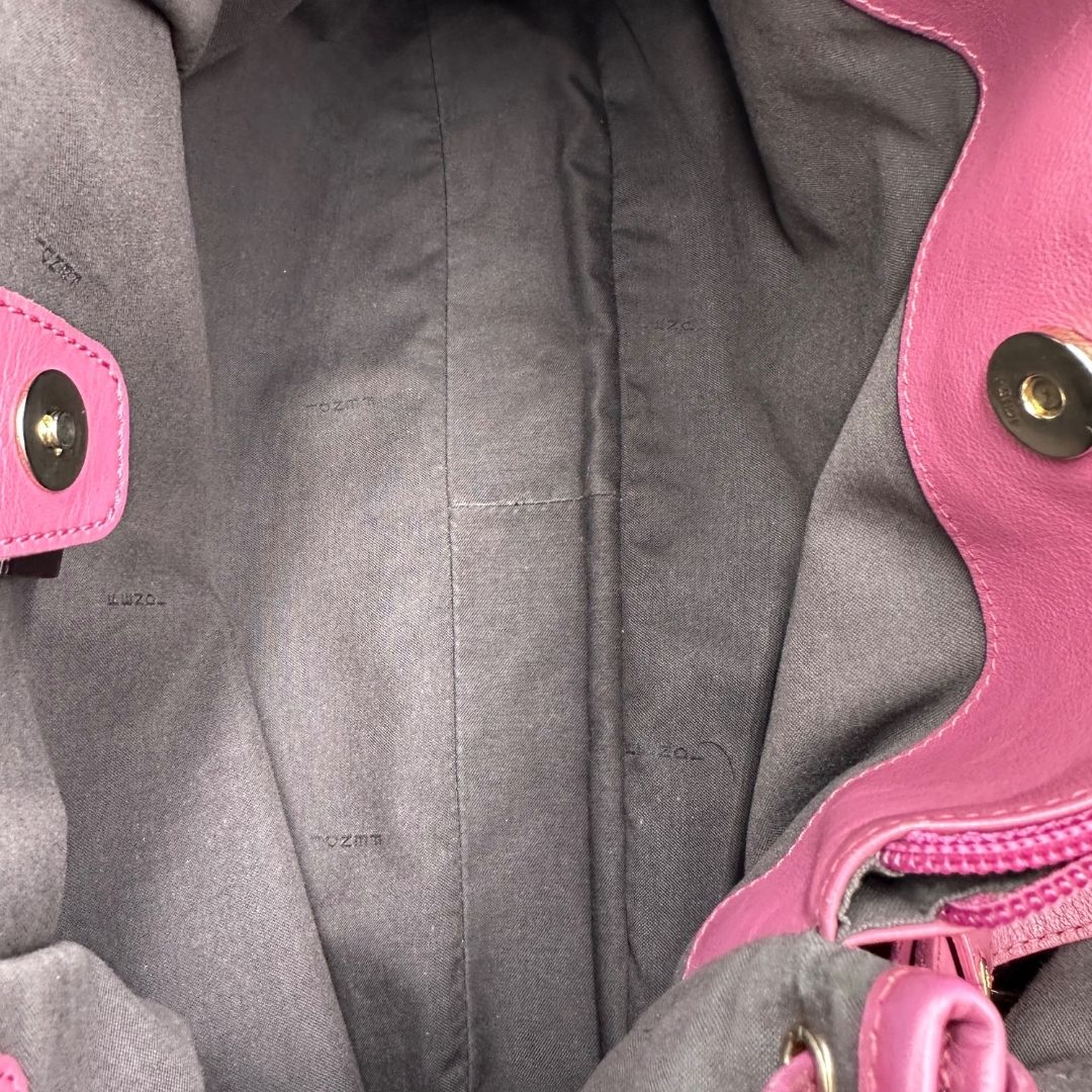 interno Borsa Fendi in tessuto color tabacco trama Zucchino con finiture in pelle rosa e parti metalliche dorate; munita di un manico singolo, indossabile a spalla, di lusso, originale, ottime condizioni. 
