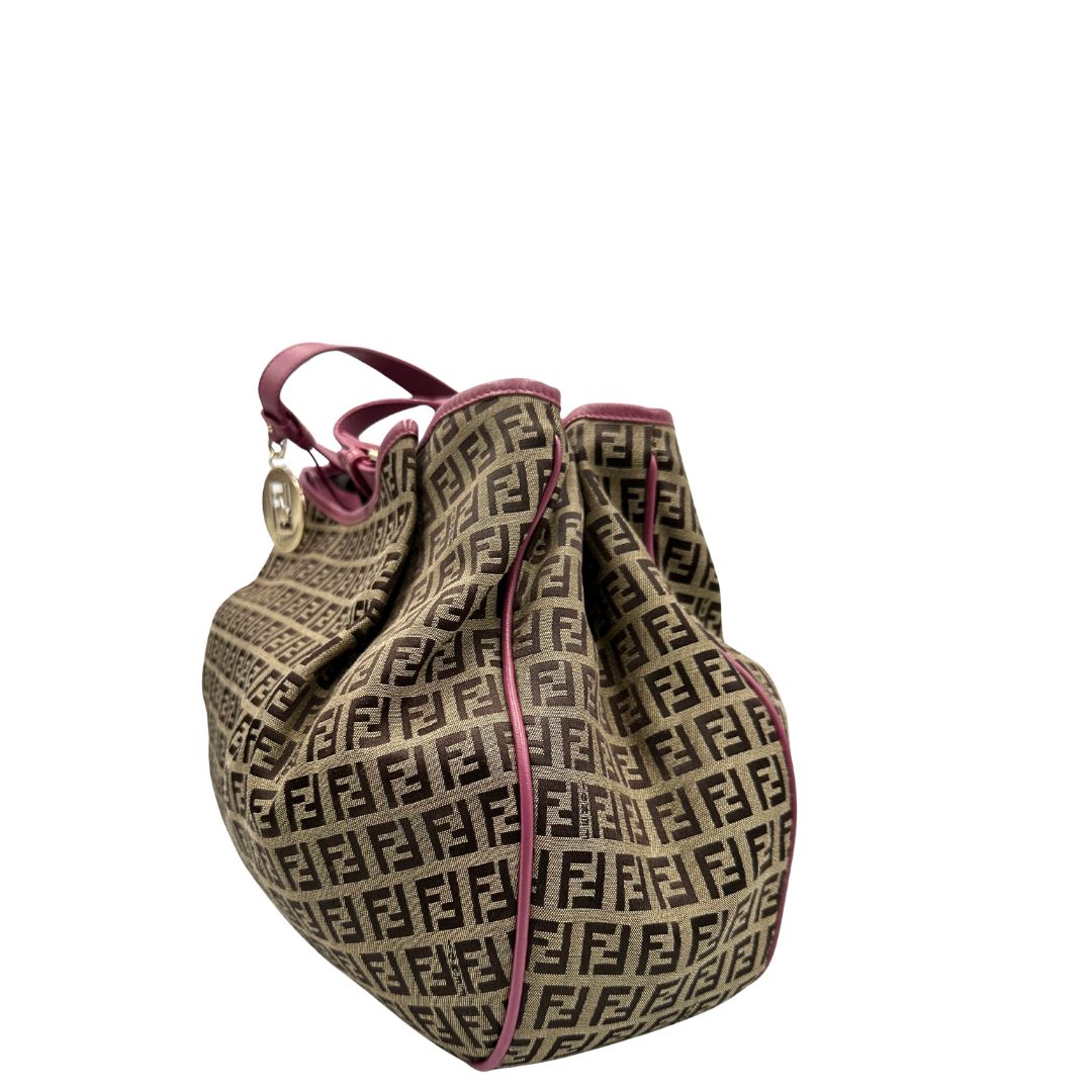 lato Borsa Fendi in tessuto color tabacco trama Zucchino con finiture in pelle rosa e parti metalliche dorate; munita di un manico singolo, indossabile a spalla, di lusso, originale, ottime condizioni. 