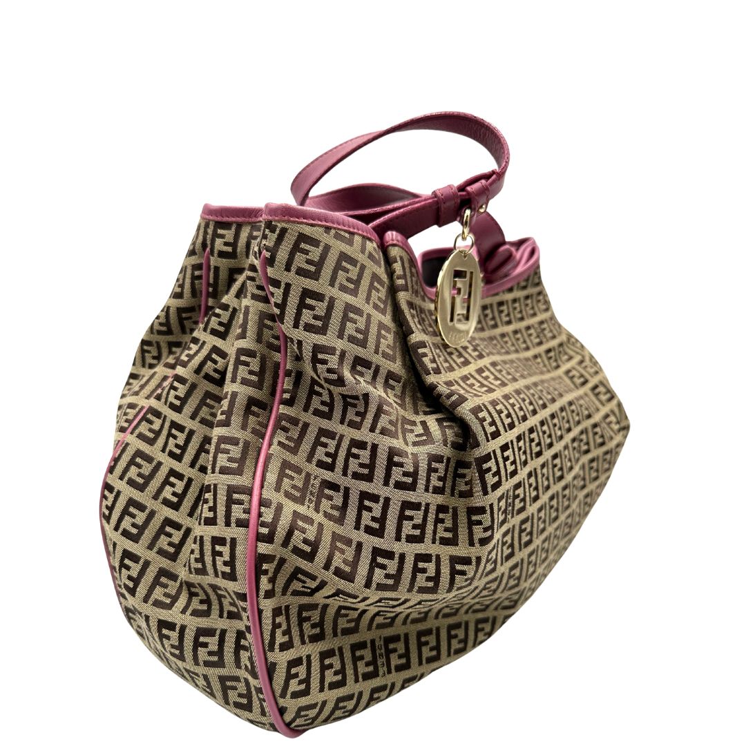 lato Borsa Fendi in tessuto color tabacco trama Zucchino con finiture in pelle rosa e parti metalliche dorate; munita di un manico singolo, indossabile a spalla, di lusso, originale, ottime condizioni. 