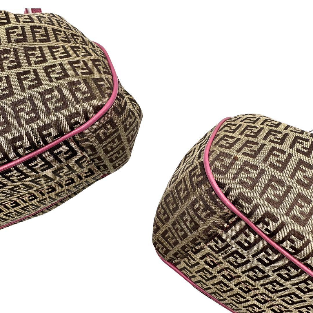 angoli Borsa Fendi in tessuto color tabacco trama Zucchino con finiture in pelle rosa e parti metalliche dorate; munita di un manico singolo, indossabile a spalla, di lusso, originale, ottime condizioni. 