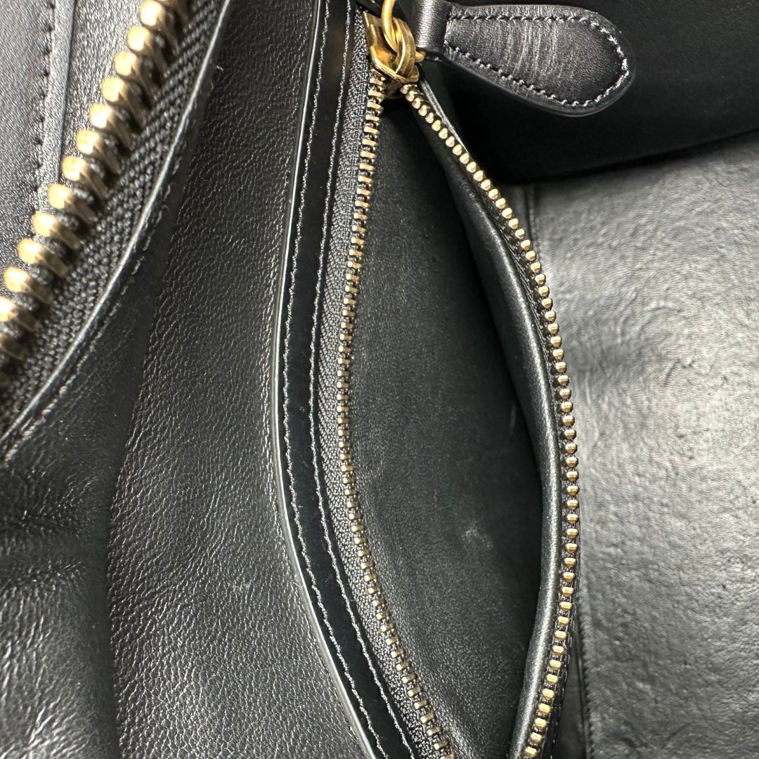 interno Borsa Céline Luggage in pelle multicolr nera, gialla e laterali in pelle scamosciata beige, con parti metalliche dorate e doppi manici stondati. Completa di dustbag, di lusso, originale, ottime condizioni, usata. 