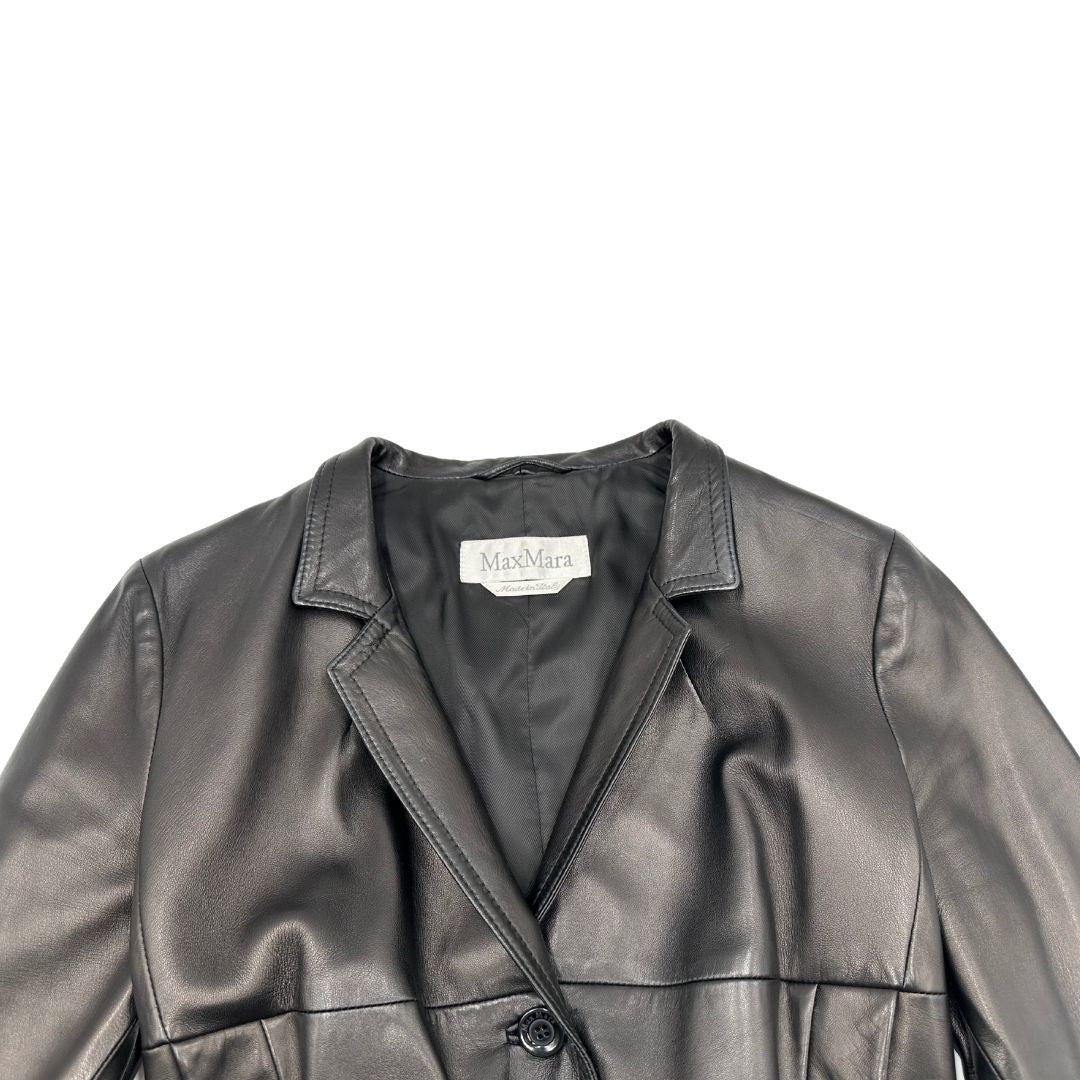 Trench Max Mara in pelle nera munito di una cintura da allacciare in vita, di lusso, originale, ottime condizioni, usato.