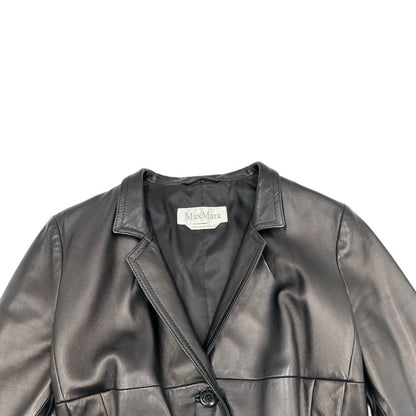 Trench Max Mara in pelle nera munito di una cintura da allacciare in vita, di lusso, originale, ottime condizioni, usato.