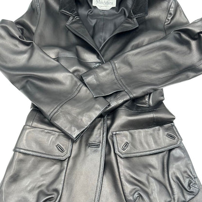 Trench Max Mara in pelle nera munito di una cintura da allacciare in vita, di lusso, originale, ottime condizioni, usato.