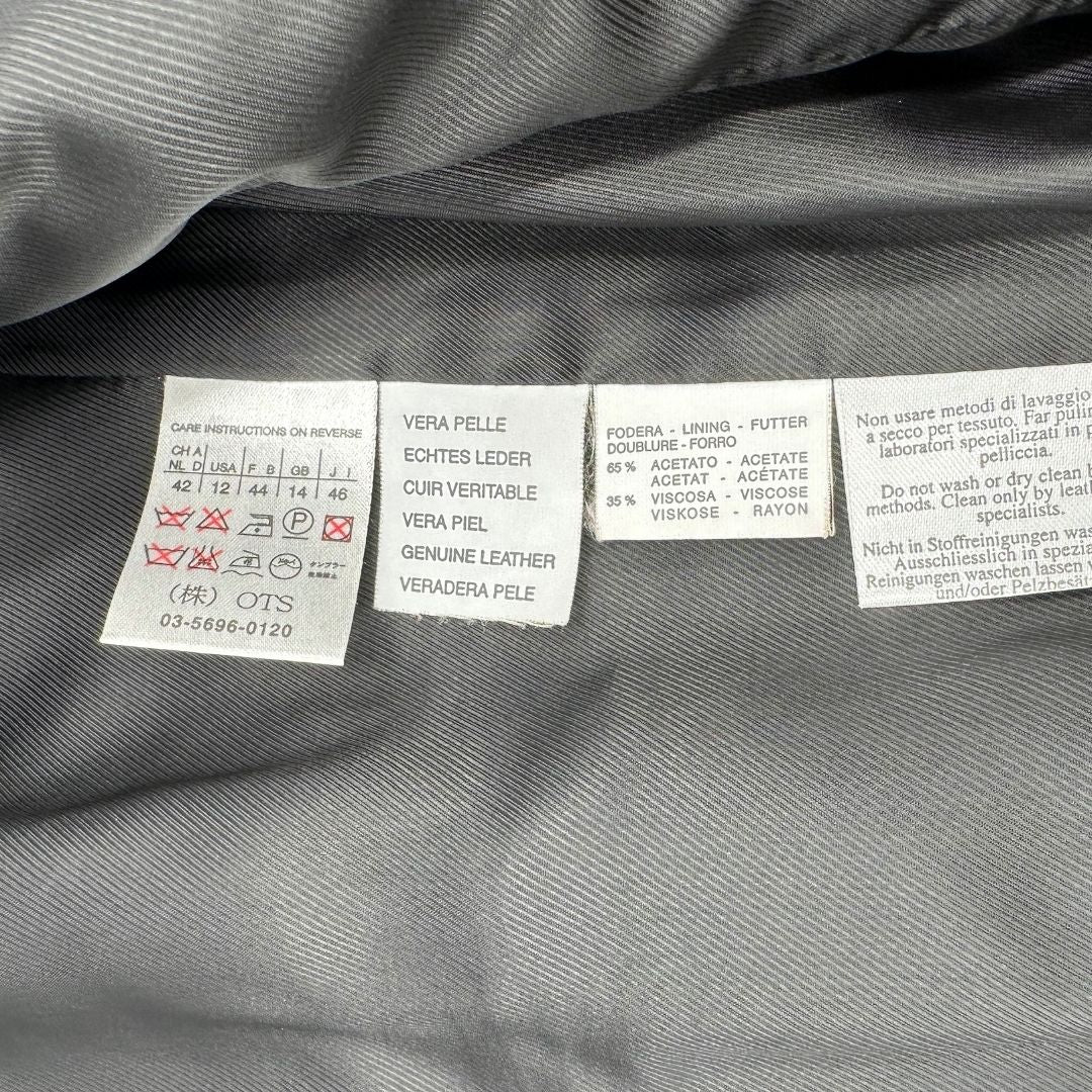 Trench Max Mara in pelle nera munito di una cintura da allacciare in vita, di lusso, originale, ottime condizioni, usato.