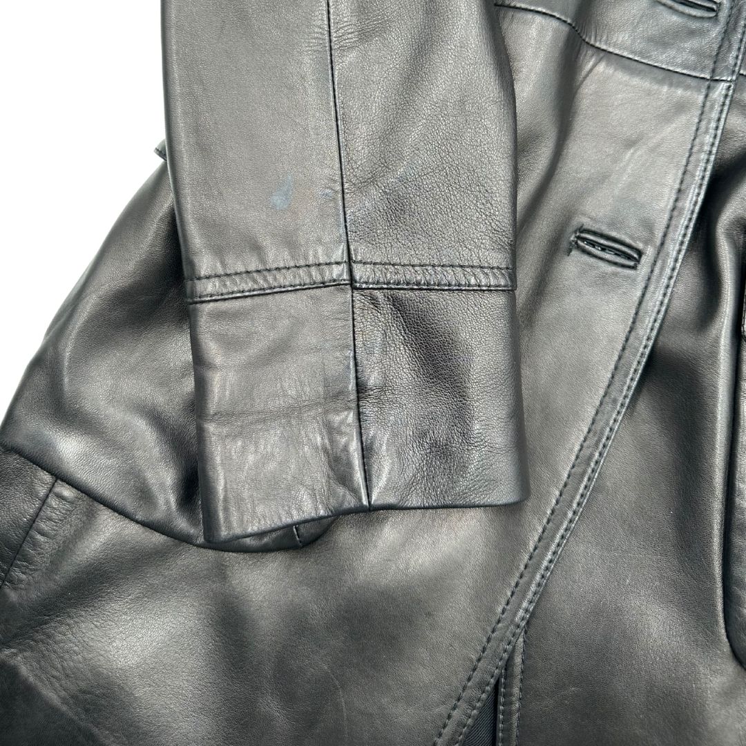 Trench Max Mara in pelle nera munito di una cintura da allacciare in vita, di lusso, originale, ottime condizioni, usato.