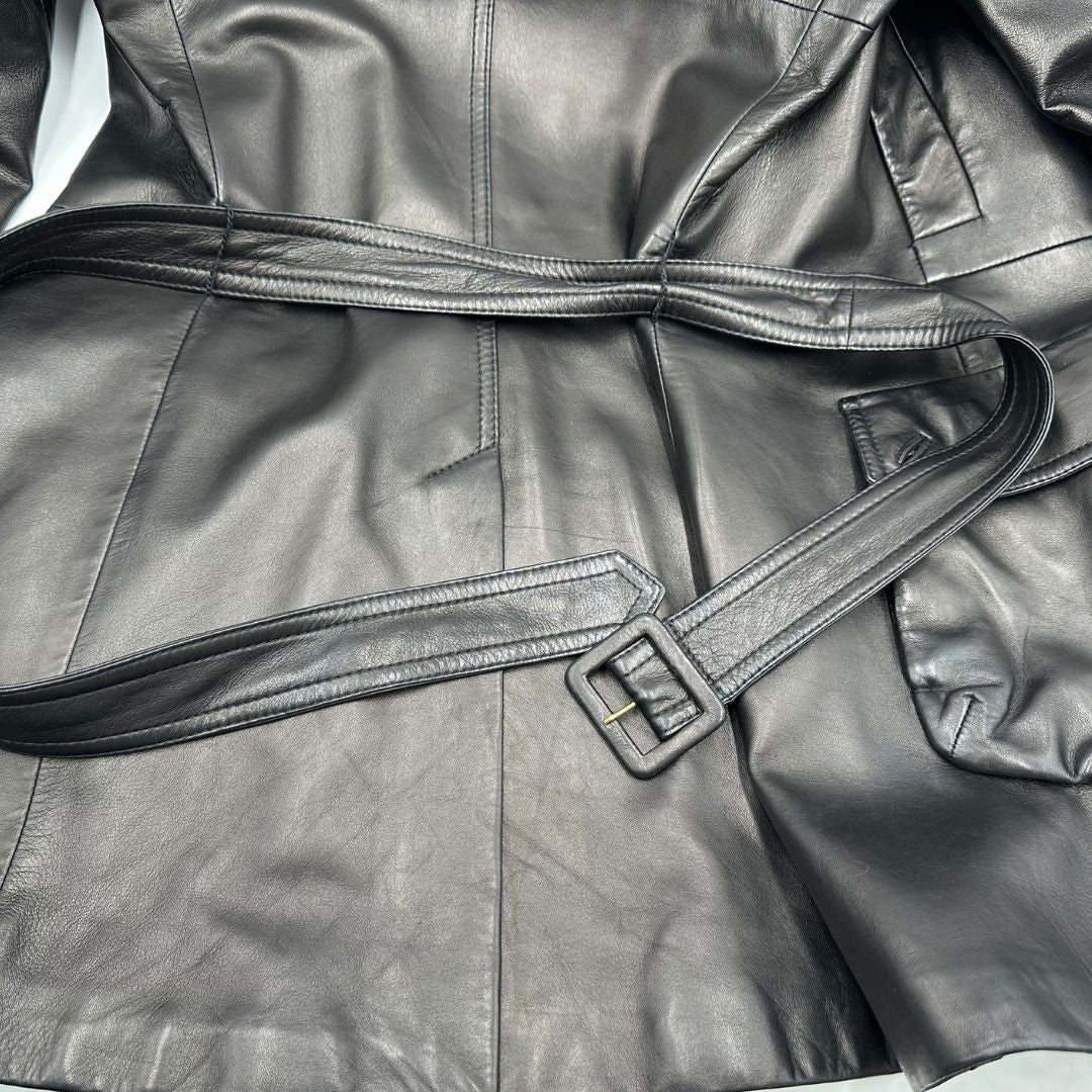 Trench Max Mara in pelle nera munito di una cintura da allacciare in vita, di lusso, originale, ottime condizioni, usato.