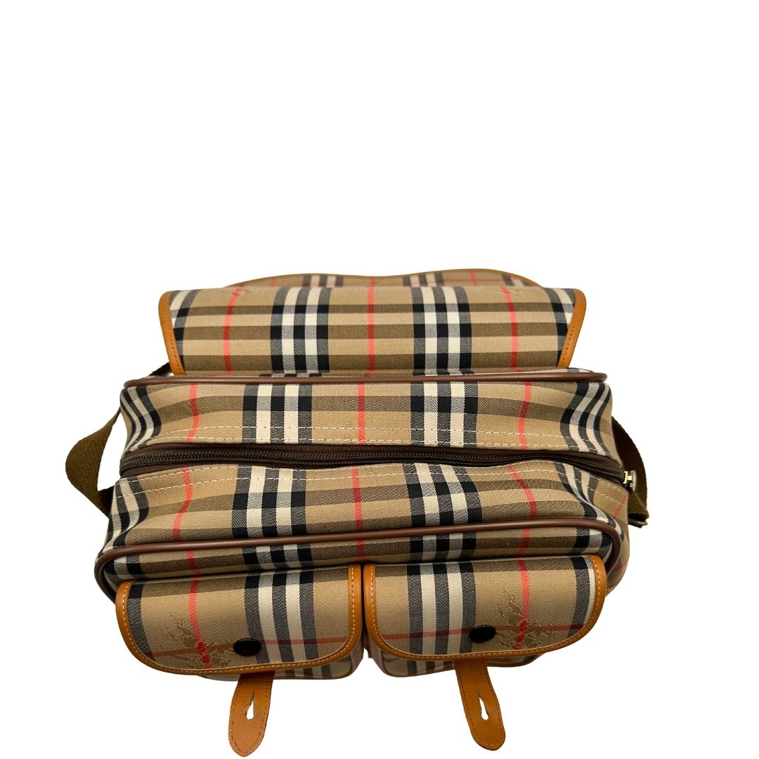 chiusura Borsa Burberry in tessuto beige tartan con finiture in pelle color cognac e parti metalliche dorate; munita di un manico regolabile in tessuto, di lusso, ottime condizioni, usata. 