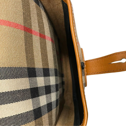 interno Borsa Burberry in tessuto beige tartan con finiture in pelle color cognac e parti metalliche dorate; munita di un manico regolabile in tessuto, di lusso, ottime condizioni, usata. 