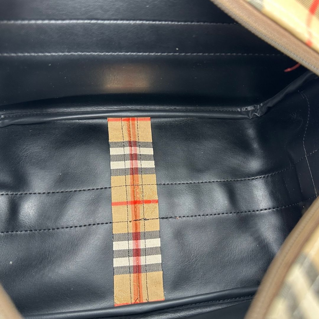 interno Borsa Burberry in tessuto beige tartan con finiture in pelle color cognac e parti metalliche dorate; munita di un manico regolabile in tessuto, di lusso, ottime condizioni, usata. 
