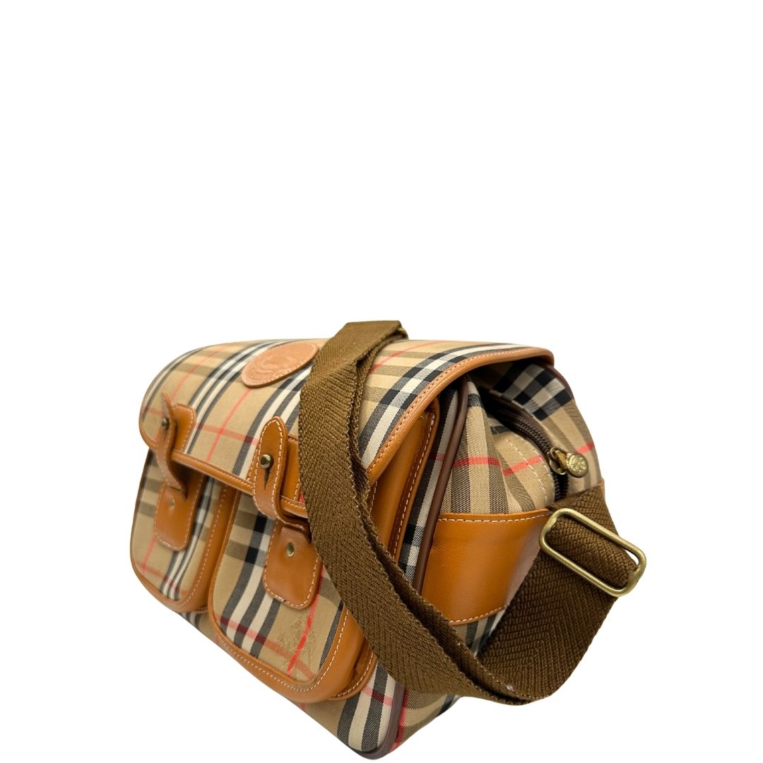lato  Borsa Burberry in tessuto beige tartan con finiture in pelle color cognac e parti metalliche dorate; munita di un manico regolabile in tessuto, di lusso, ottime condizioni, usata.