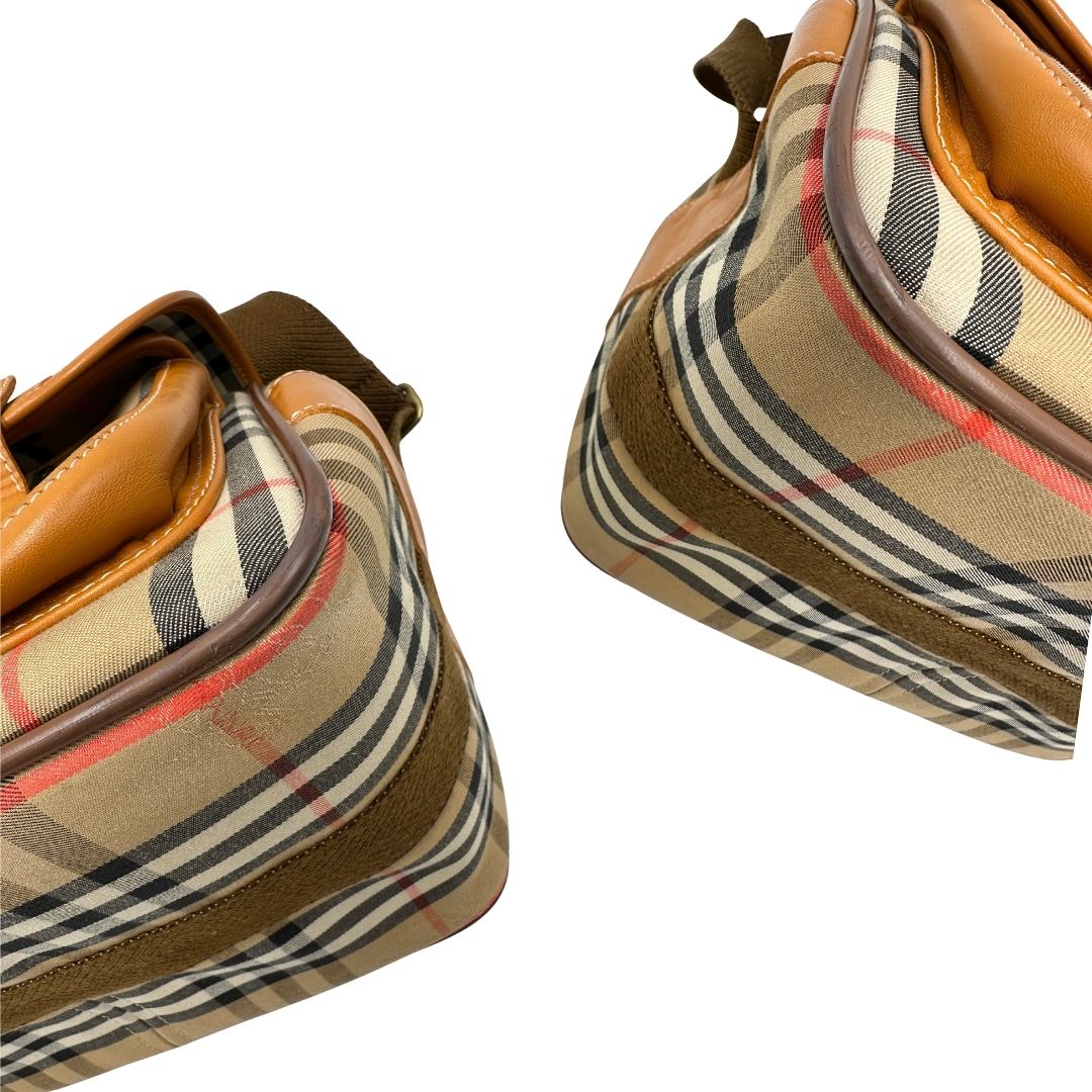 angoli Borsa Burberry in tessuto beige tartan con finiture in pelle color cognac e parti metalliche dorate; munita di un manico regolabile in tessuto, di lusso, ottime condizioni, usata. 