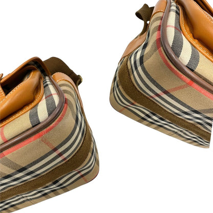 angoli Borsa Burberry in tessuto beige tartan con finiture in pelle color cognac e parti metalliche dorate; munita di un manico regolabile in tessuto, di lusso, ottime condizioni, usata. 