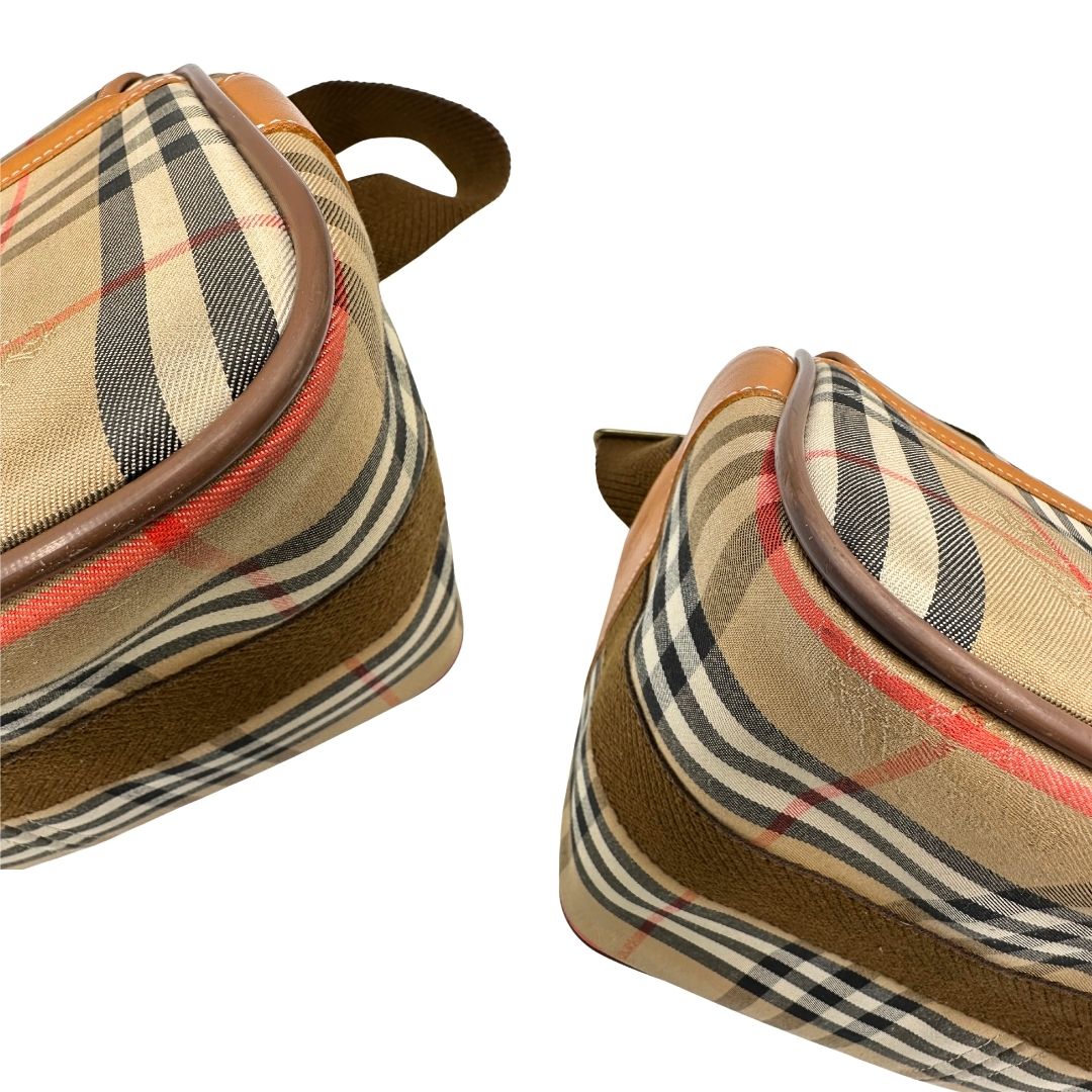 angoli Borsa Burberry in tessuto beige tartan con finiture in pelle color cognac e parti metalliche dorate; munita di un manico regolabile in tessuto, di lusso, ottime condizioni, usata. 