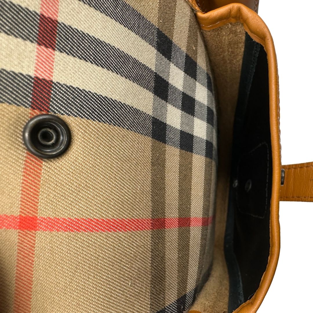 interno Borsa Burberry in tessuto beige tartan con finiture in pelle color cognac e parti metalliche dorate; munita di un manico regolabile in tessuto, di lusso, ottime condizioni, usata. 