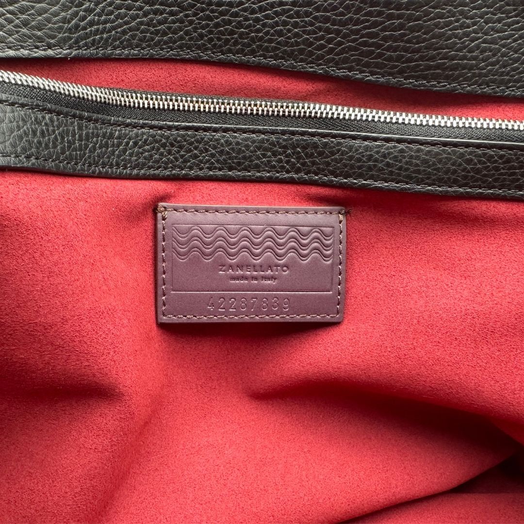 interni Borsa Zanellato Nina in pelle nera martellata con parti metalliche argentate; munita di una tracolla regolabile e amovibile e un manico singolo. Completa di dustbag, di lusso, originale, eccellenti condizoni