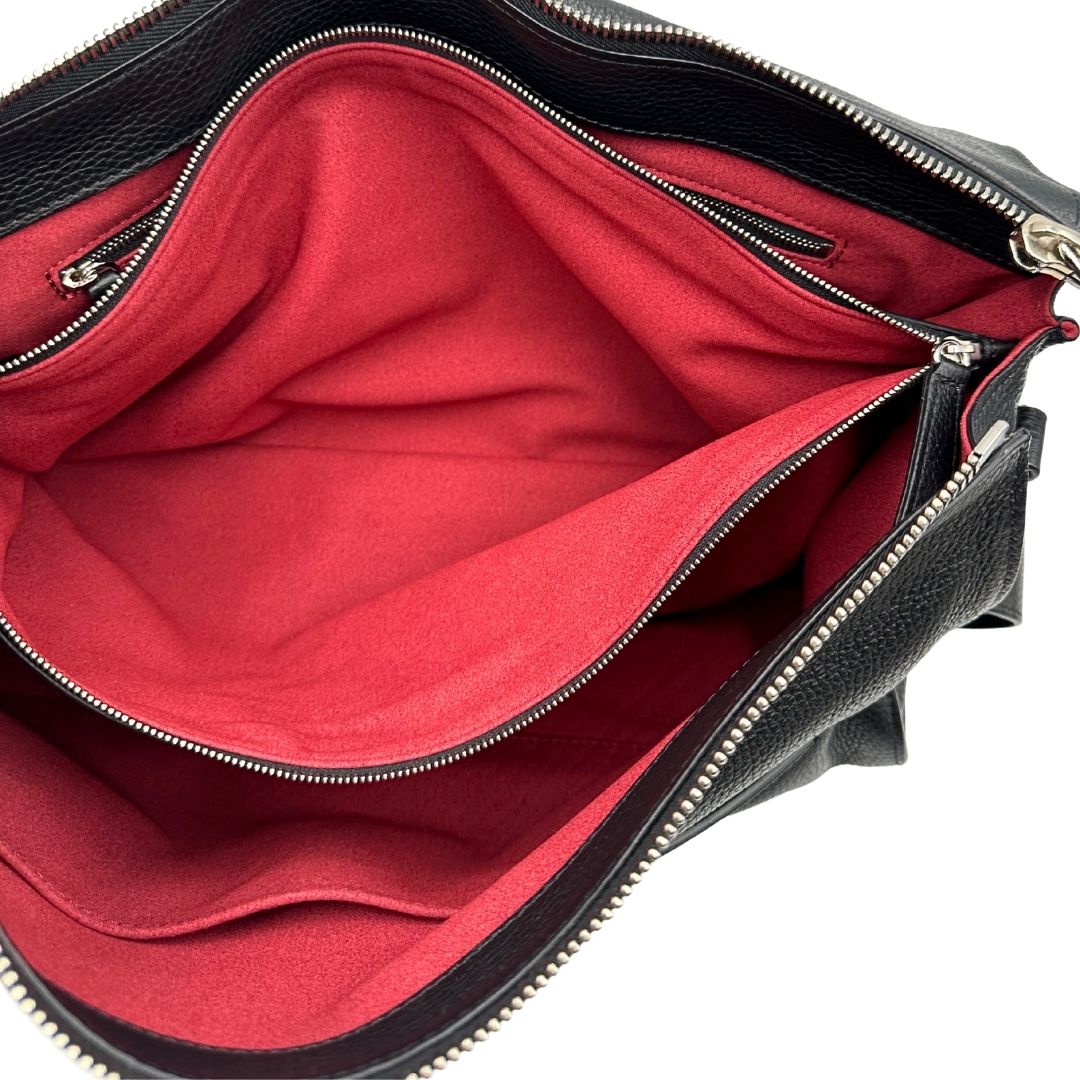 interni Borsa Zanellato Nina in pelle nera martellata con parti metalliche argentate; munita di una tracolla regolabile e amovibile e un manico singolo. Completa di dustbag, di lusso, originale, eccellenti condizoni