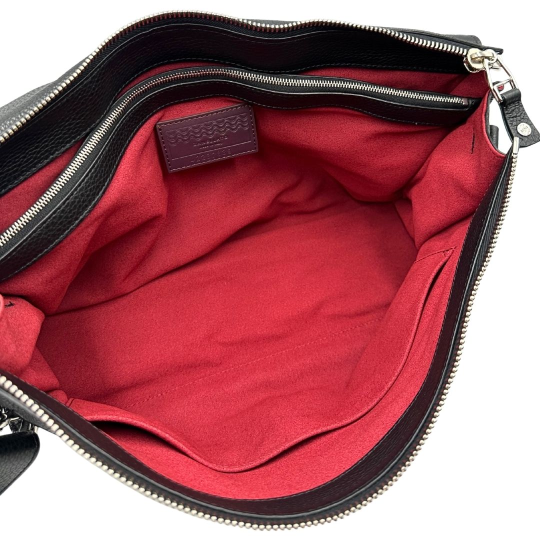 interni Borsa Zanellato Nina in pelle nera martellata con parti metalliche argentate; munita di una tracolla regolabile e amovibile e un manico singolo. Completa di dustbag, di lusso, originale, eccellenti condizoni