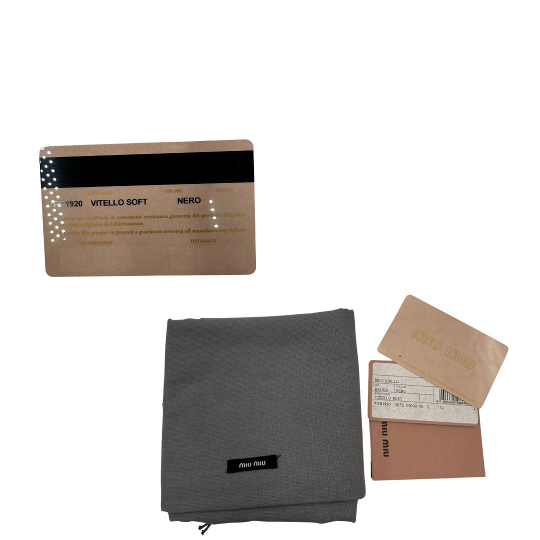 dustbag Borsa Miu Miu in pelle nera con parti metalliche dorate; munita di un manico singolo e una tracolla amovibile e regolabile. Completa di dustbag, di lusso, originale, ottime condizioni, usata 