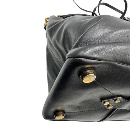 angolo Borsa Miu Miu in pelle nera con parti metalliche dorate; munita di un manico singolo e una tracolla amovibile e regolabile. Completa di dustbag, di lusso, originale, ottime condizioni, usata 