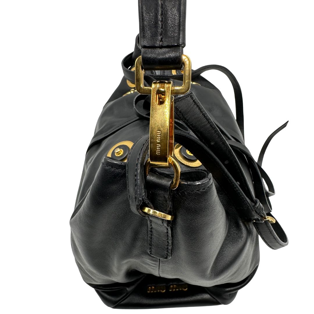 Borsa Miu Miu in pelle nera con parti metalliche dorate; munita di un manico singolo e una tracolla amovibile e regolabile. Completa di dustbag, di lusso, originale, ottime condizioni, usata 