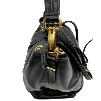 Borsa Miu Miu in pelle nera con parti metalliche dorate; munita di un manico singolo e una tracolla amovibile e regolabile. Completa di dustbag, di lusso, originale, ottime condizioni, usata 